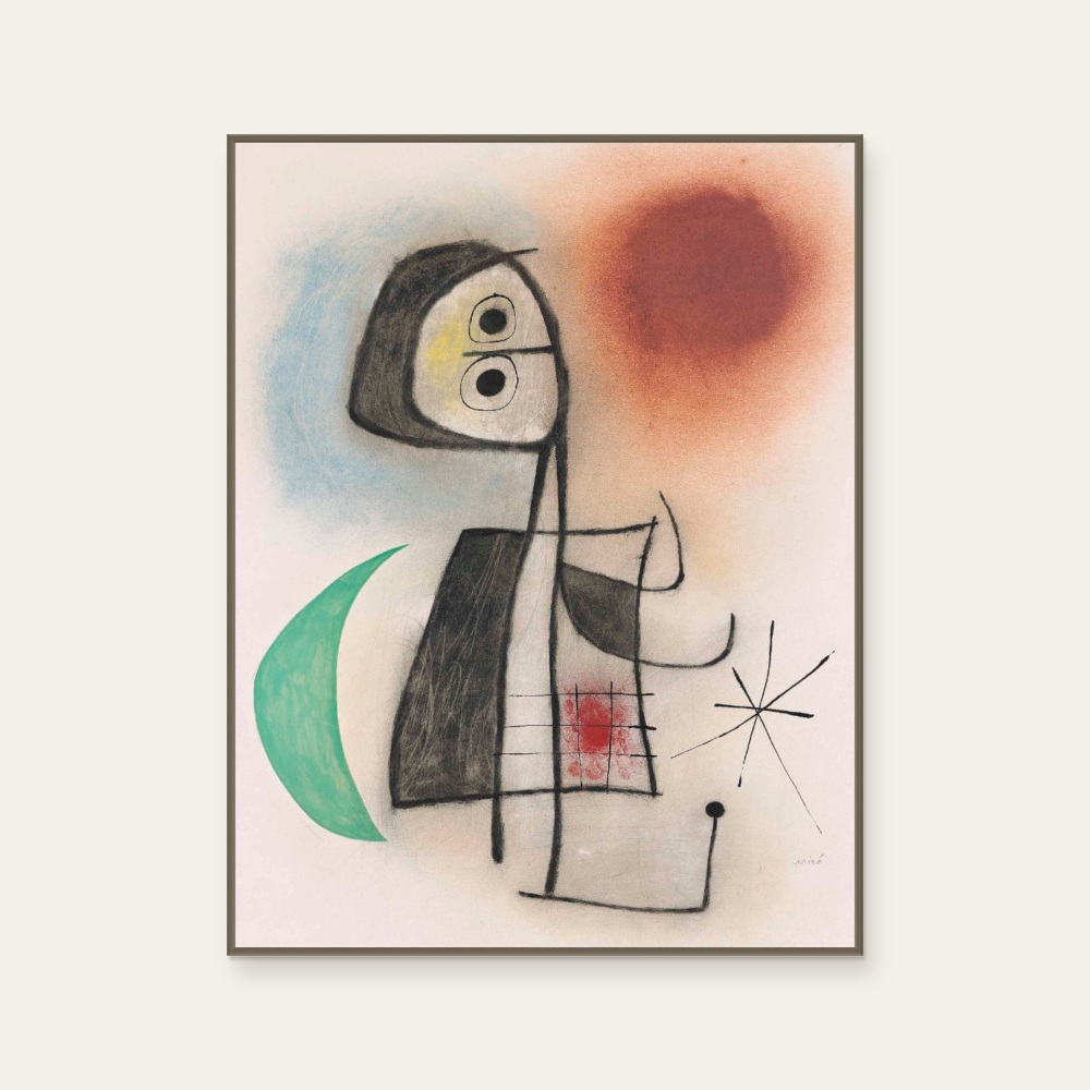 胡安·米羅 Joan Miro《Joan Miro 胡安·米羅 · 月亮前的女人》：奶茶／棕色調，抽象線條題材，直幅藝術掛畫。 產品圖片 2。